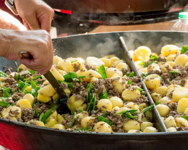 Pfannengerichte Catering Karlsruhe - Schaukochen in Riesenpfanne mit Gemüse von Holger Braun